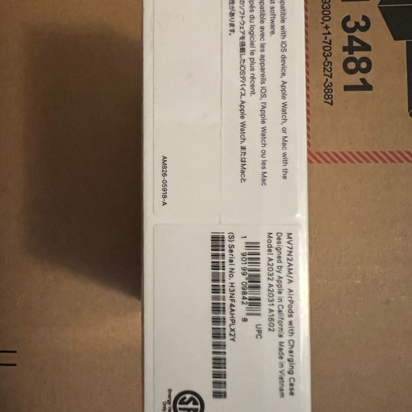 AirPods with Charging Case - Picture 4 of 8